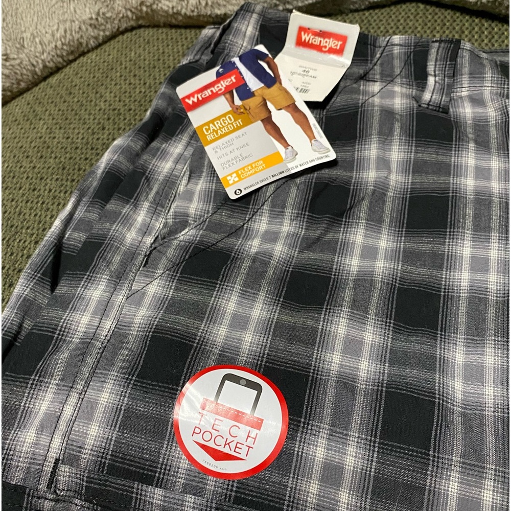 New pair of wrangler cargo shorts, size 46 inseam